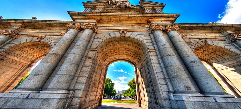 The Puerta de Alcalá at night